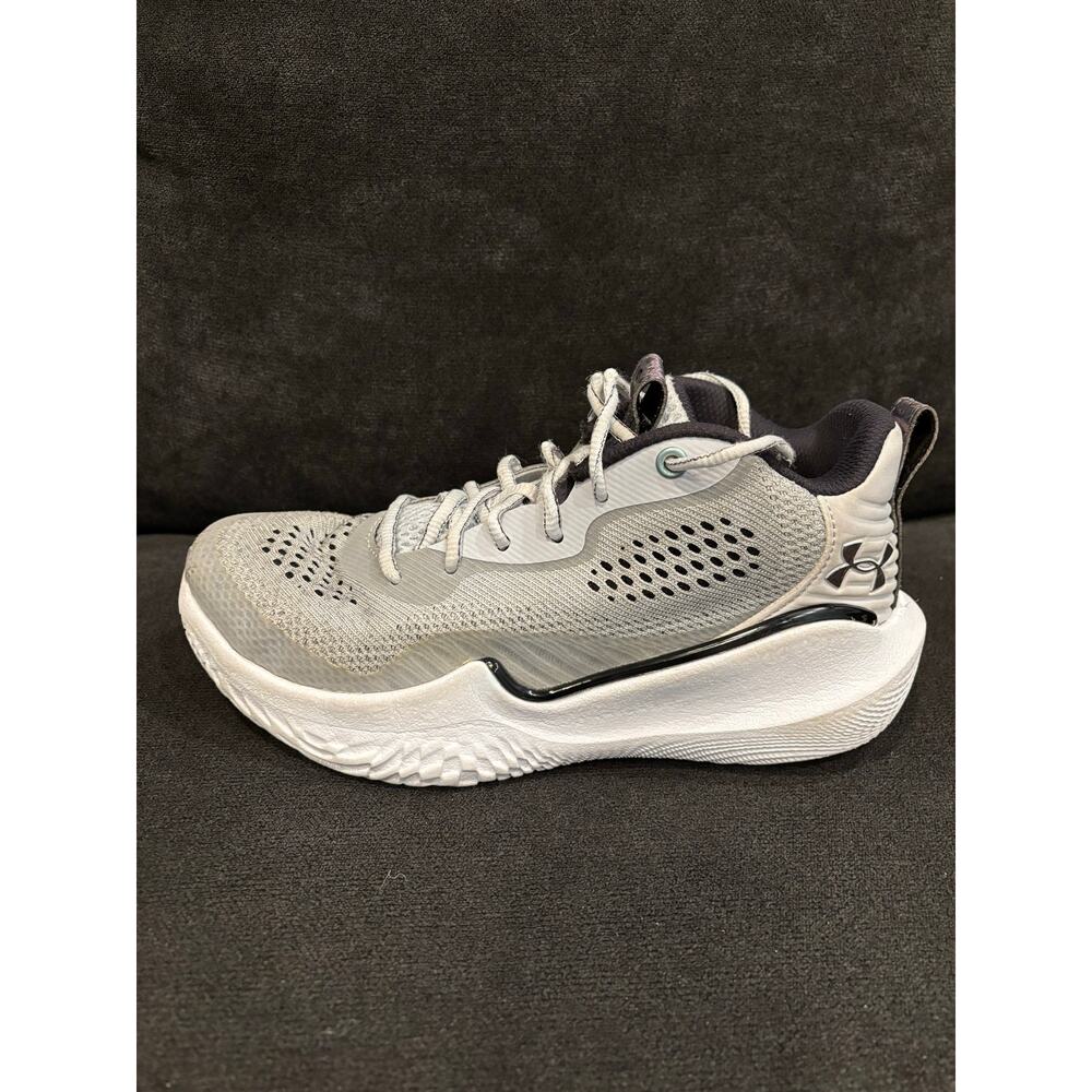Underarmour women’s 9.5 Flow Breakthru 2 “Halo gray black’ white 3025771-100